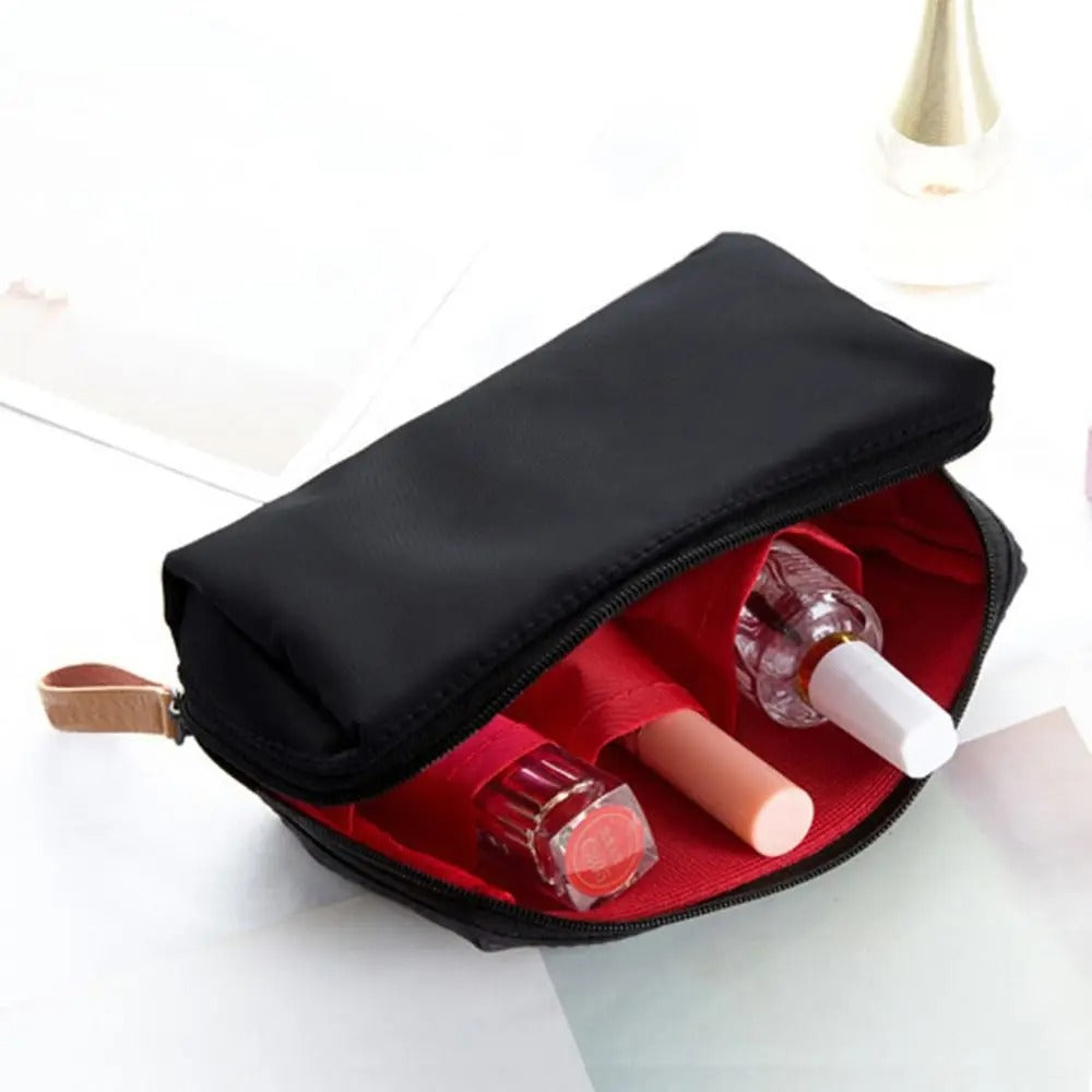 trousse-de-toilette-tendance-noir-intérieur-rouge